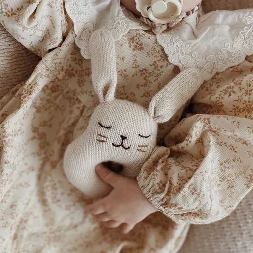 Hochet Lapin | Ecru – Main sauvage – Image 2