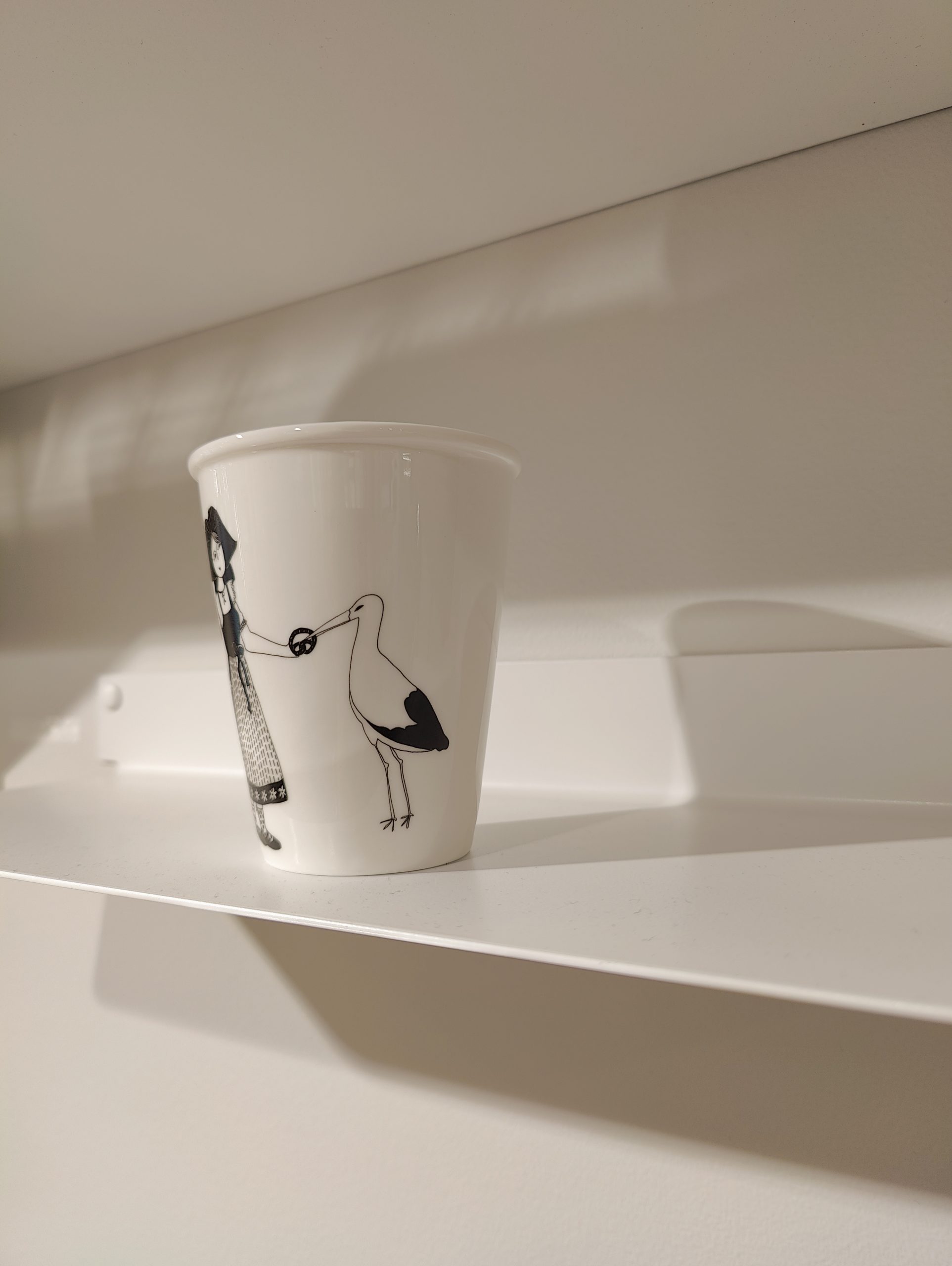Tasse motif petite alsacienne, bretzel et cigogne noir et blanc Helene B – Image 3