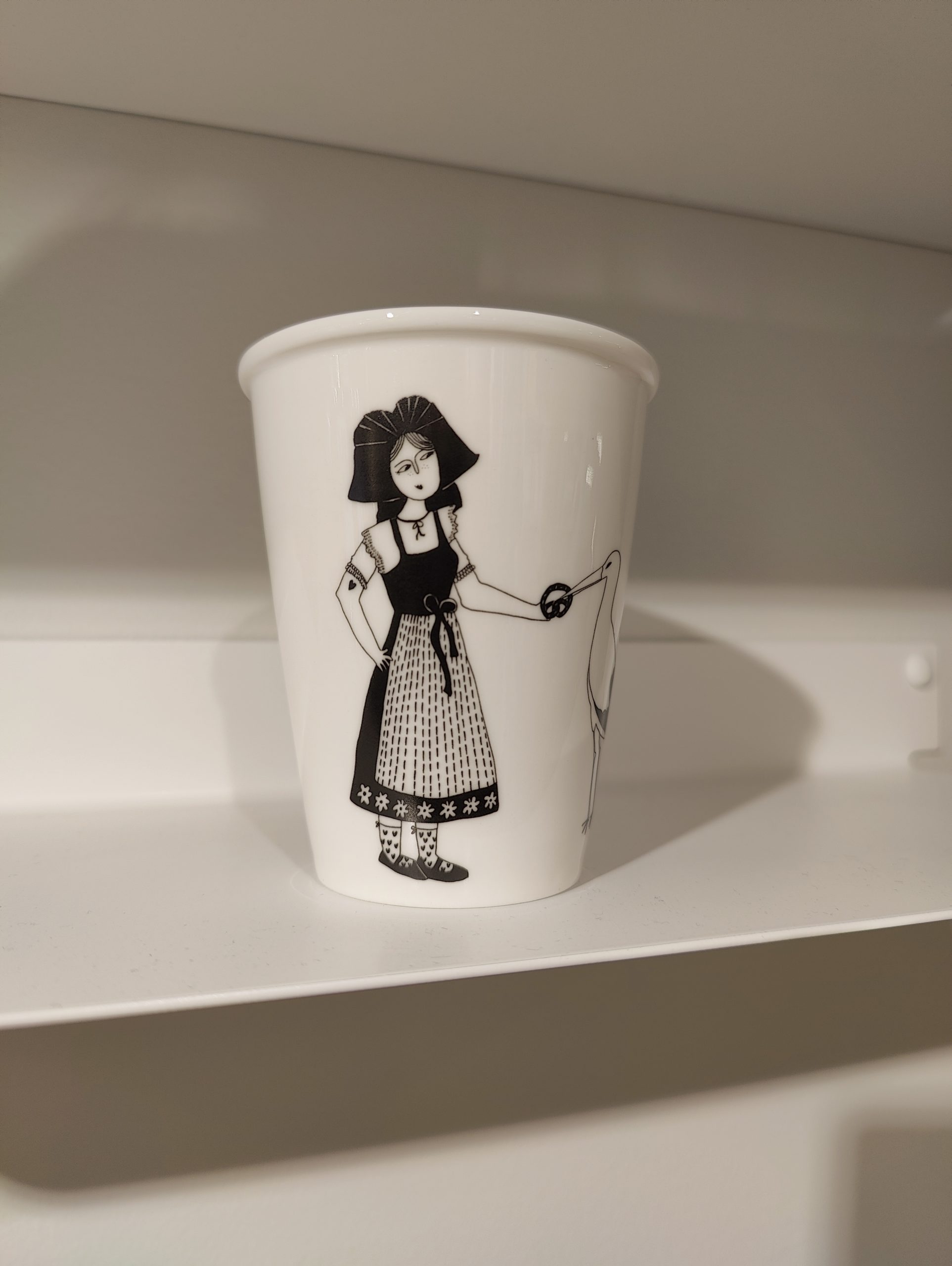 Tasse motif petite alsacienne, bretzel et cigogne noir et blanc Helene B