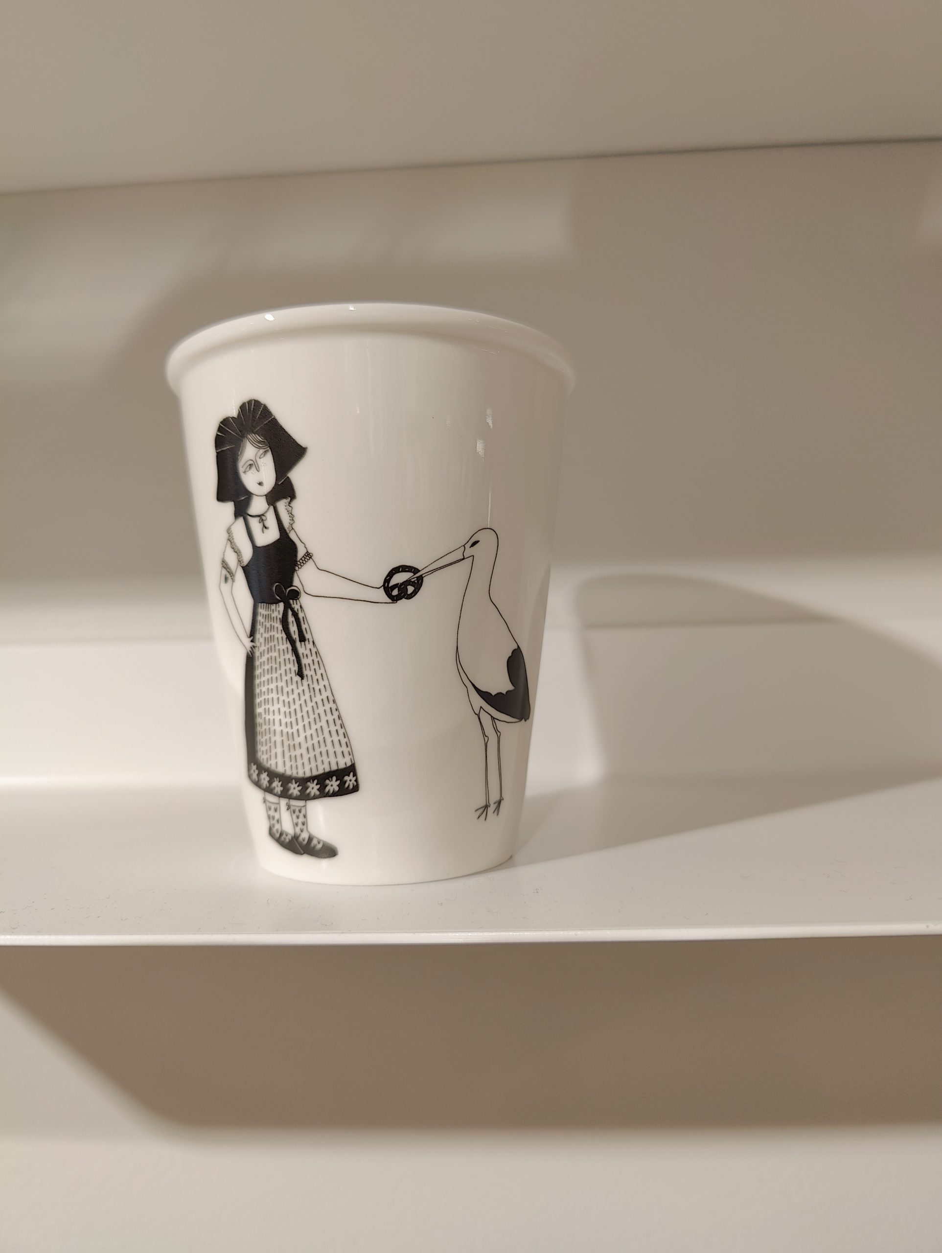 Tasse motif petite alsacienne, bretzel et cigogne noir et blanc Helene B – Image 2