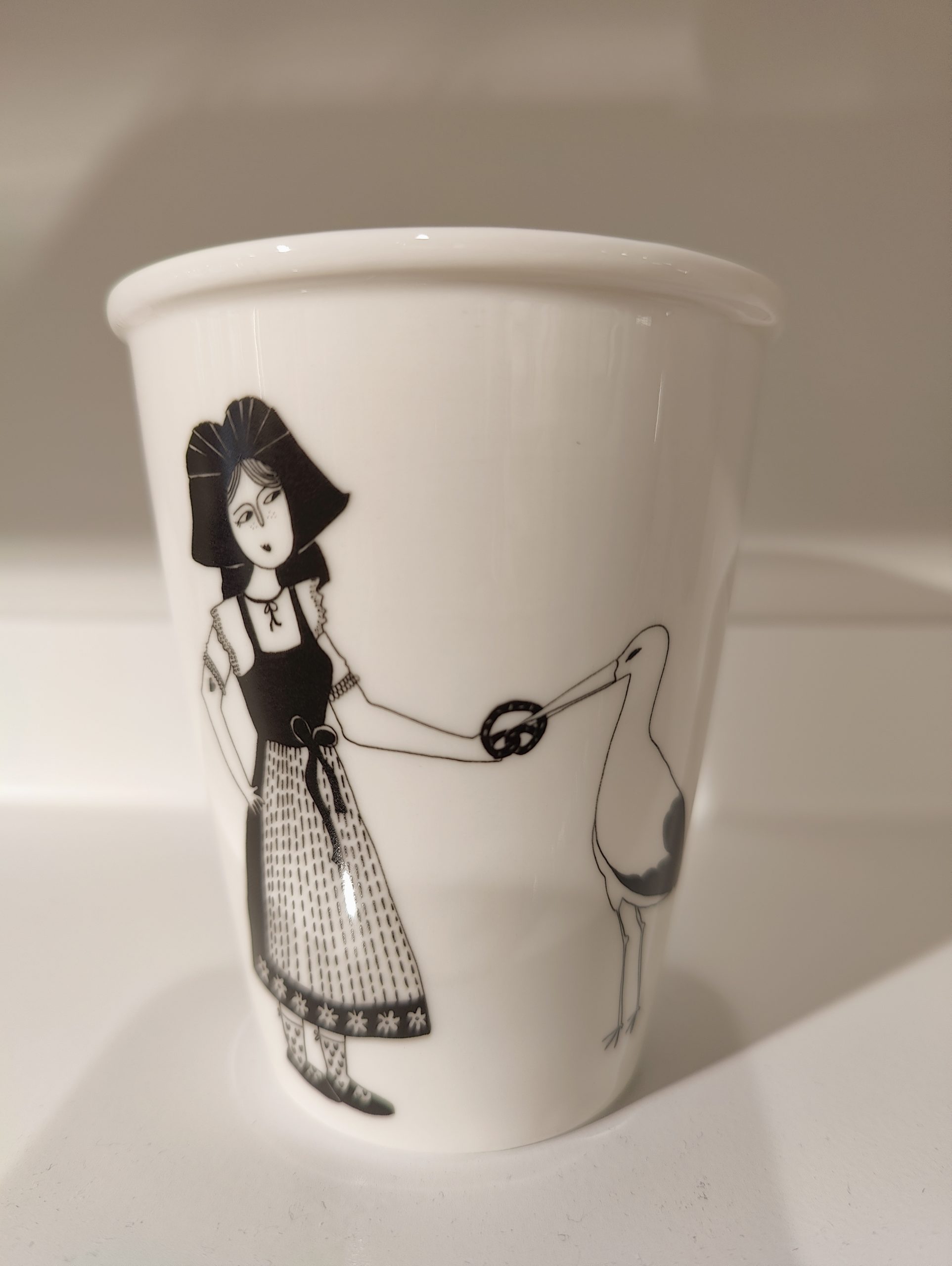 Tasse motif petite alsacienne, bretzel et cigogne noir et blanc Helene B – Image 4