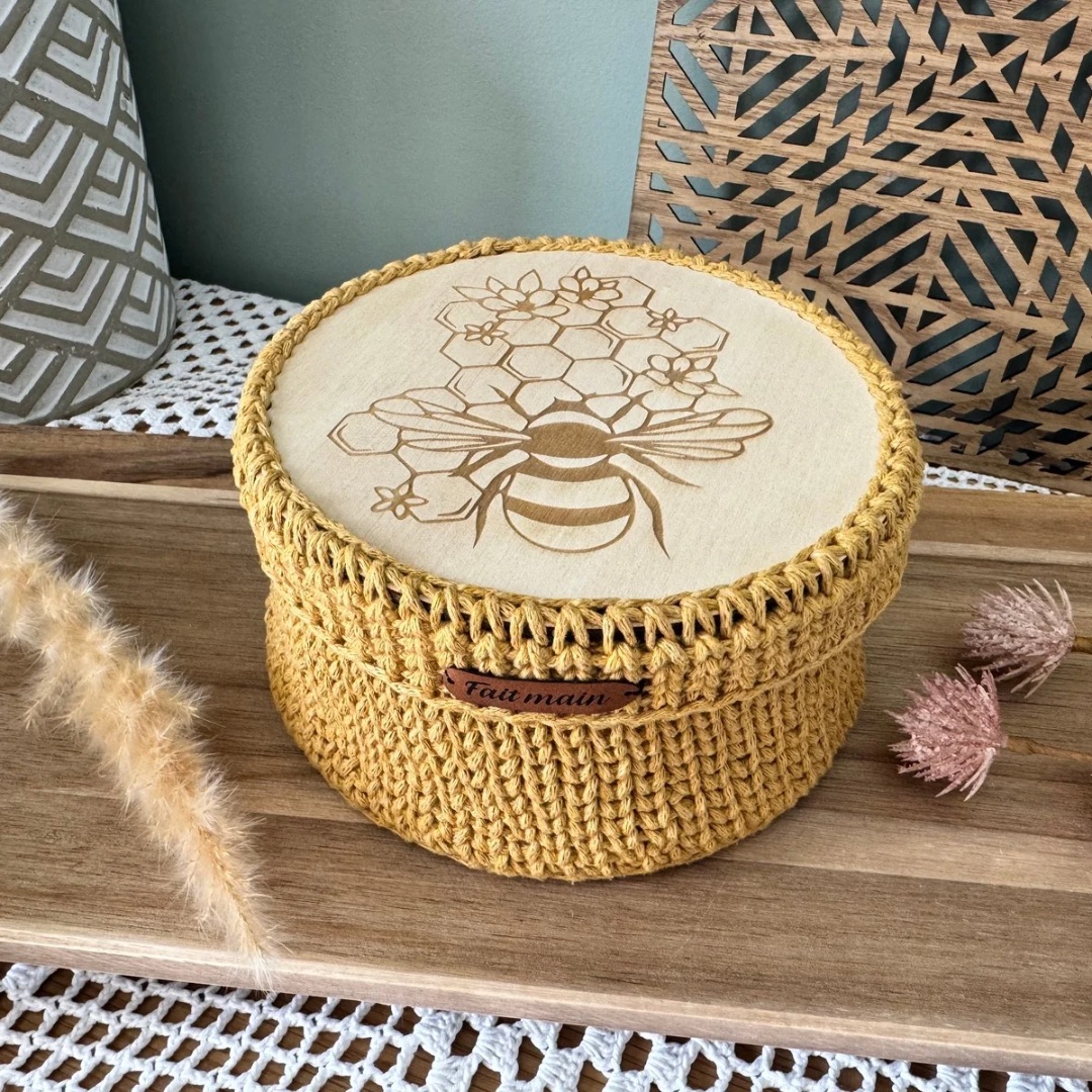 Couvercle en Bois Gravé 16 cm – Spécial Crochet & DIY 🐝✨ – Image 2
