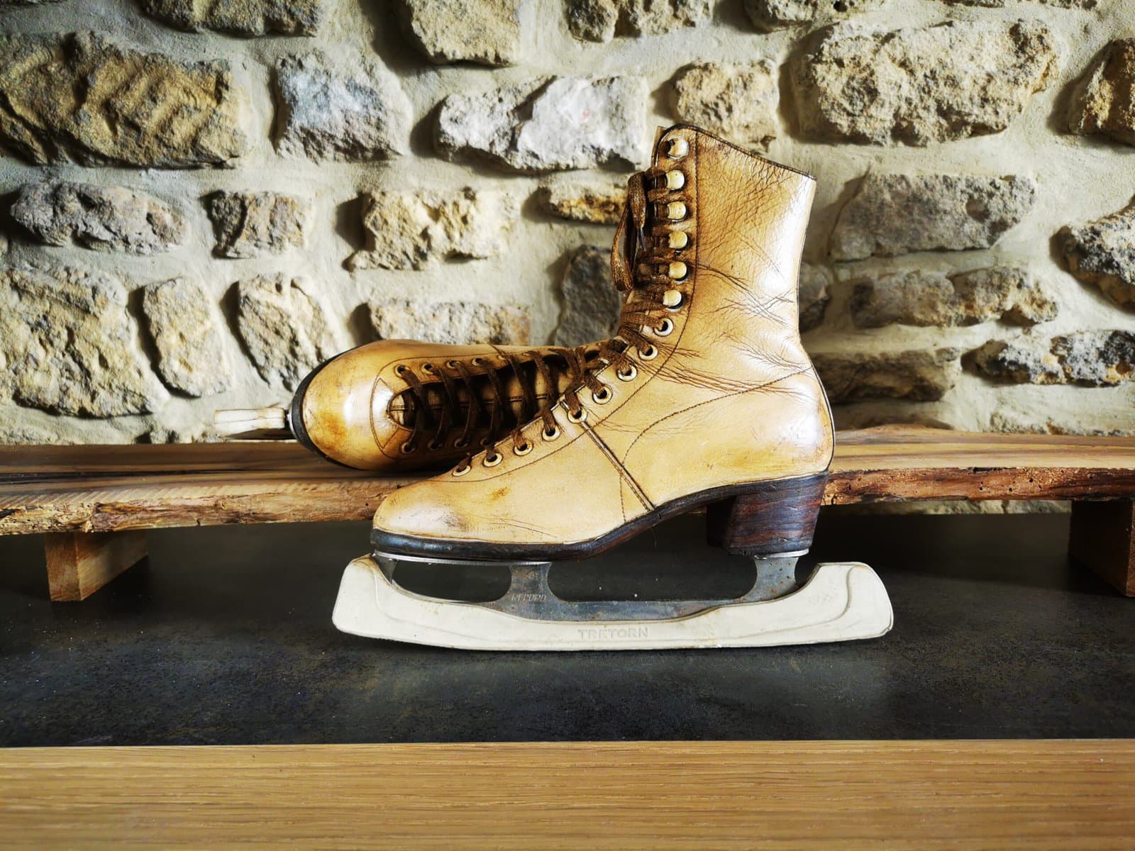 Anciens patins à glace en cuir (patinage artistique)