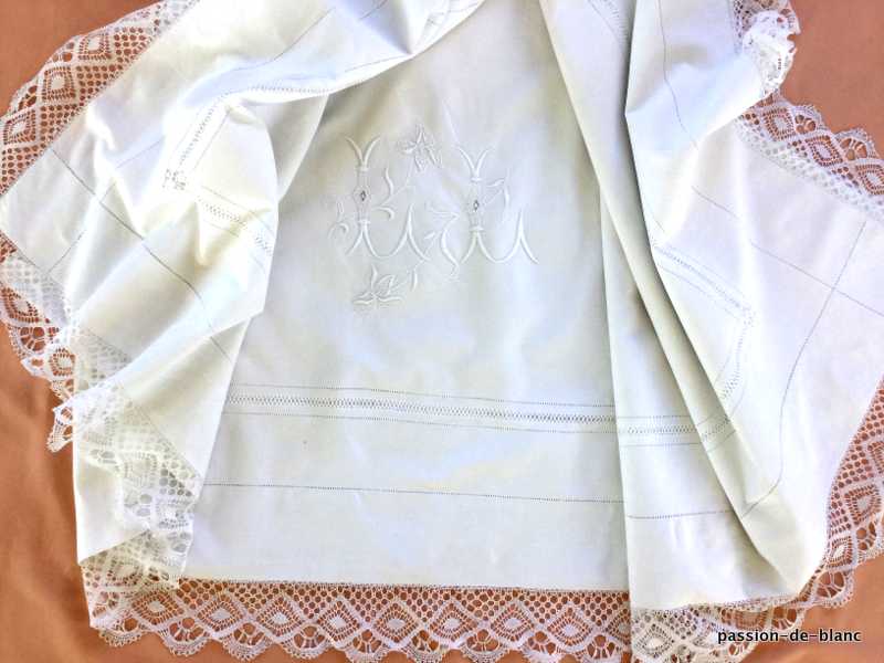 LINGE ANCIEN – Joli drap avec dentelle travail de fil tiré et monogramme LL sur toile de coton
