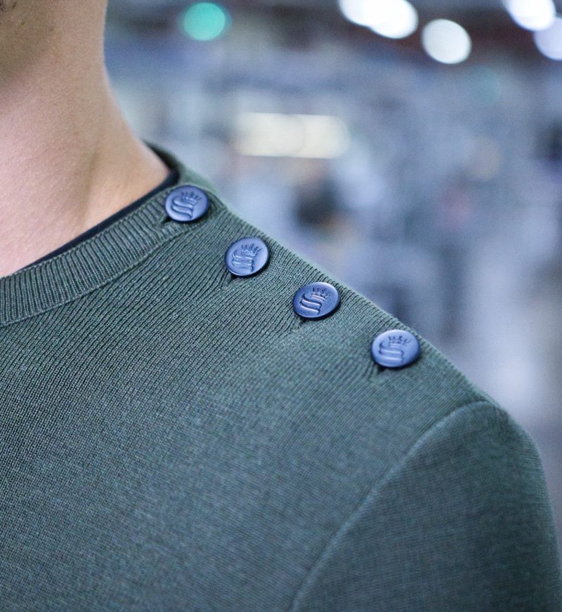 Pull Royal Mer Col Rond Boutonné Kaki – KLASEL UH1 – Image 2