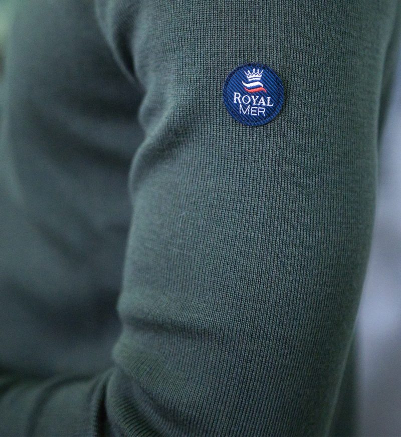Pull Royal Mer Col Rond Boutonné Kaki – KLASEL UH1 – Image 3