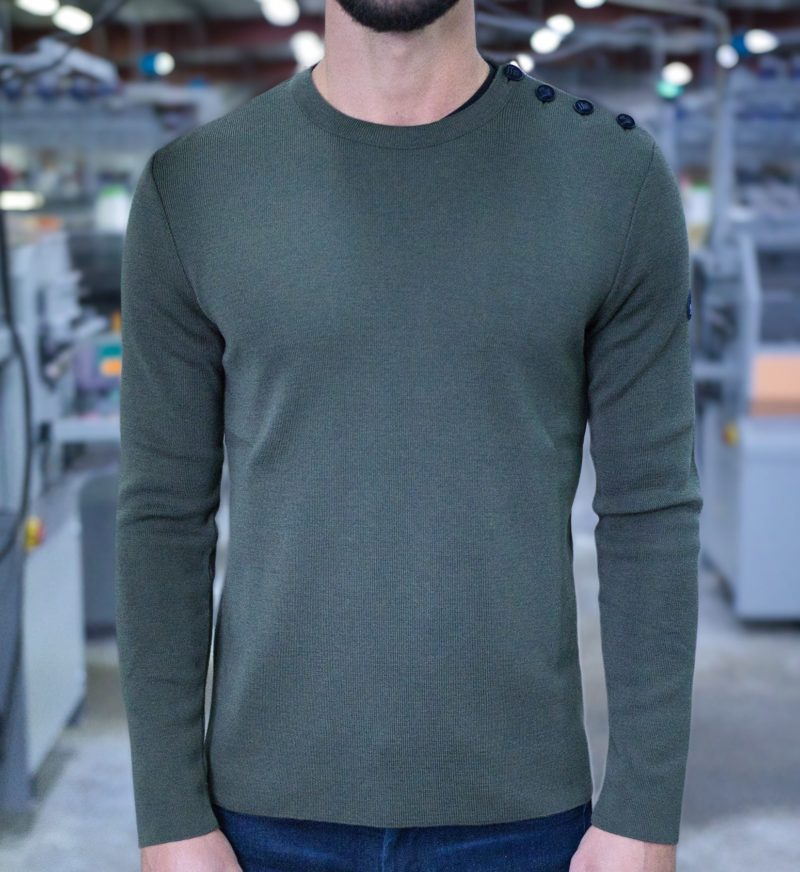Pull Royal Mer Col Rond Boutonné Kaki – KLASEL UH1 – Image 4