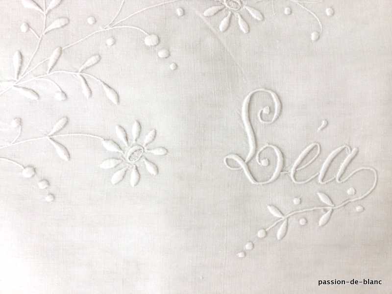 LINGE ANCIEN – Belle taie avec broderie de branchages fleuris et le prénom Léa sur toile de lin fin – Image 2