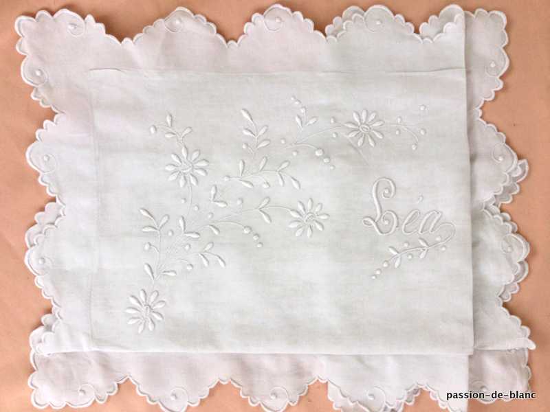 LINGE ANCIEN – Belle taie avec broderie de branchages fleuris et le prénom Léa sur toile de lin fin