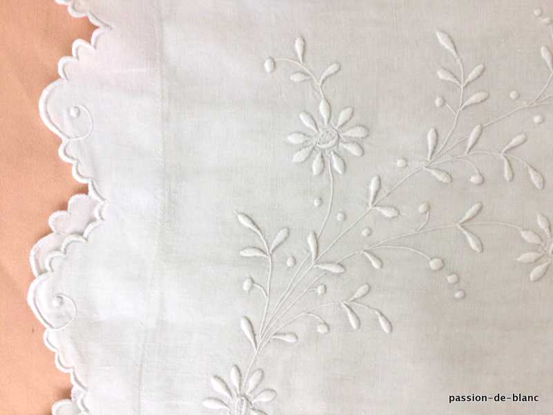 LINGE ANCIEN – Belle taie avec broderie de branchages fleuris et le prénom Léa sur toile de lin fin – Image 3