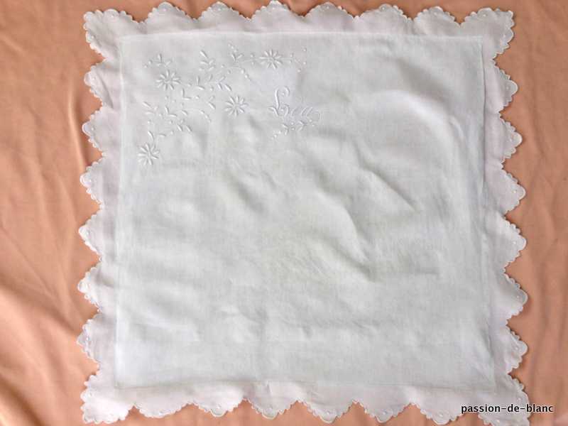 LINGE ANCIEN – Belle taie avec broderie de branchages fleuris et le prénom Léa sur toile de lin fin – Image 4