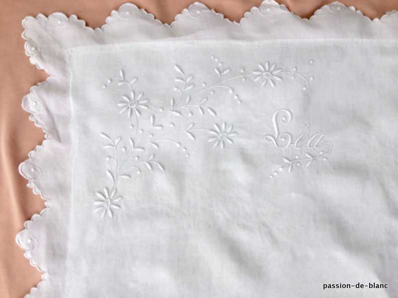 LINGE ANCIEN – Belle taie avec broderie de branchages fleuris et le prénom Léa sur toile de lin fin – Image 5