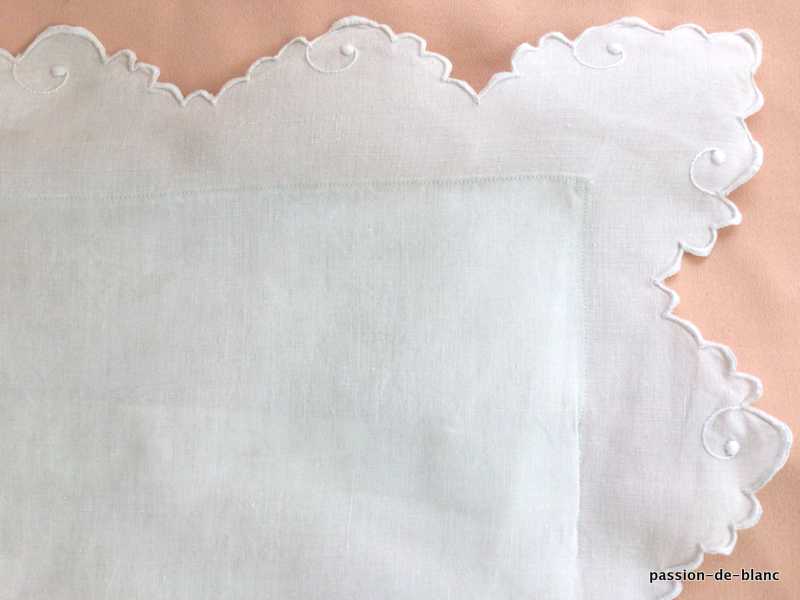 LINGE ANCIEN – Belle taie avec broderie de branchages fleuris et le prénom Léa sur toile de lin fin – Image 6