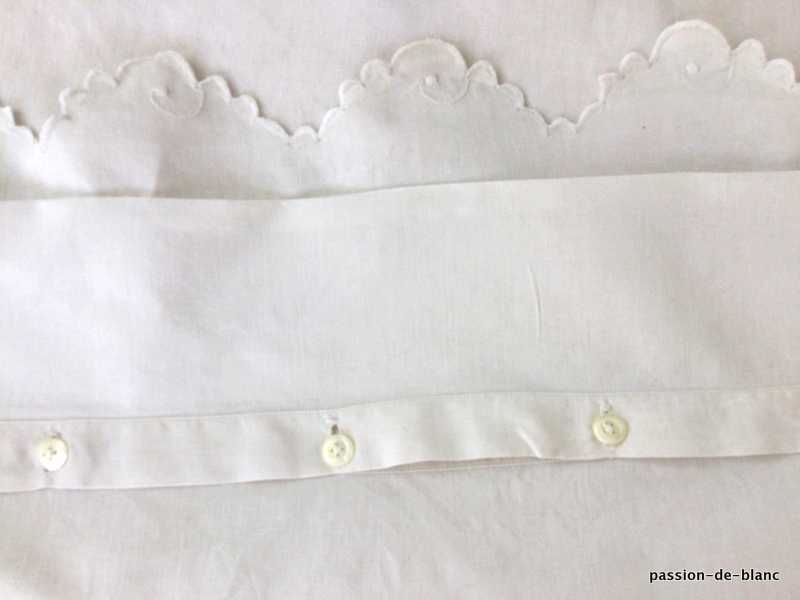 LINGE ANCIEN – Belle taie avec broderie de branchages fleuris et le prénom Léa sur toile de lin fin – Image 7