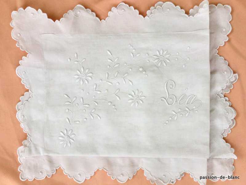 LINGE ANCIEN – Belle taie avec broderie de branchages fleuris et le prénom Léa sur toile de lin fin – Image 8